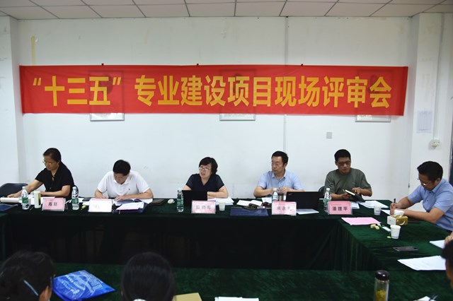 会议室里的人们 描述已自动生成